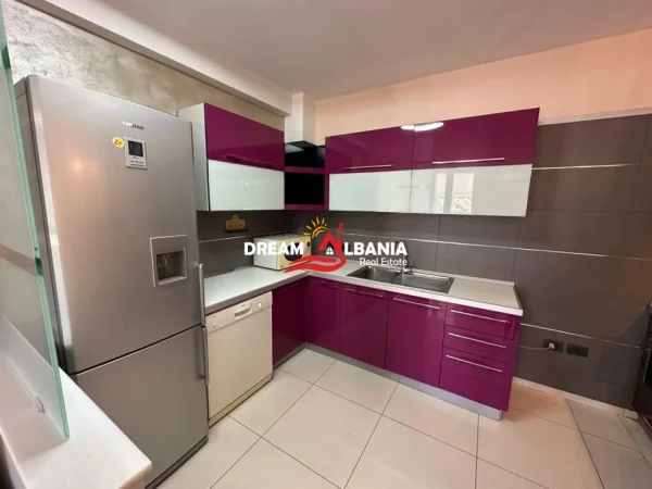 Tirane, jepet me qera apartament 3+1 , 90 m² 900 €