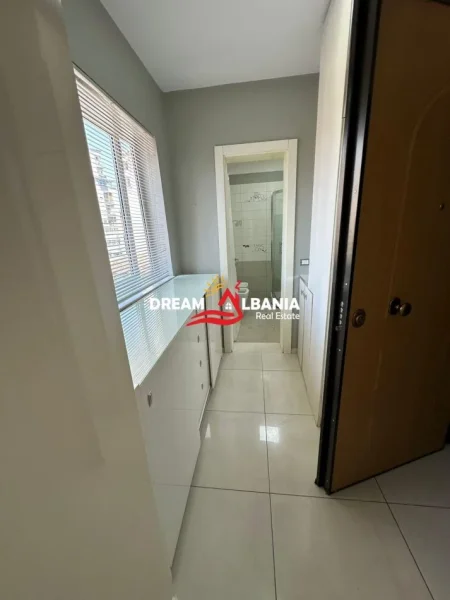 Tirane, jepet me qera apartament 3+1 , 90 m² 900 €