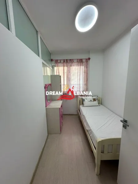 Tirane, jepet me qera apartament 3+1 , 90 m² 900 €