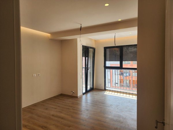 Tirane, jepet me qera apartament 2+1+Ballkon Kati 6, 92 m² 500 € (DON BOSKO)