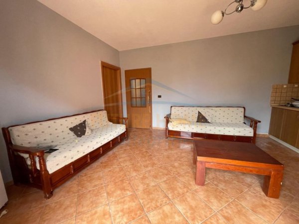 Tirane, jepet me qera apartament 1+1 Kati 3, 70 m² 400 € (Ish Tregu Elektrik)
