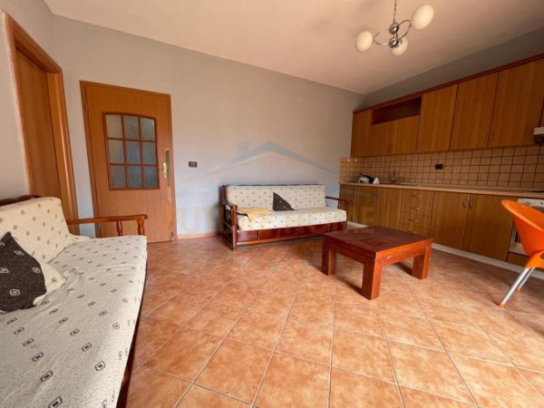 Tirane, jepet me qera apartament 1+1 Kati 3, 70 m² 400 € (Ish Tregu Elektrik)