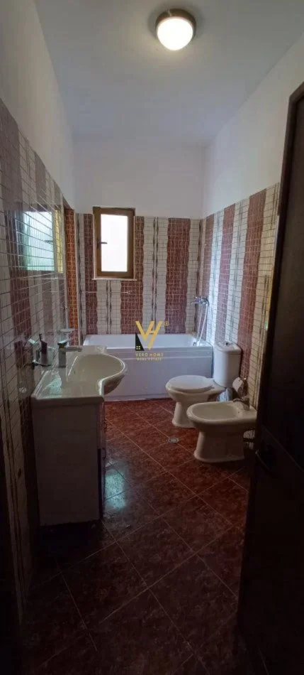 Tirane, jepet me qera apartament 3+1+Ballkon Kati 2, 170 m² 600 € (SHKOZE)