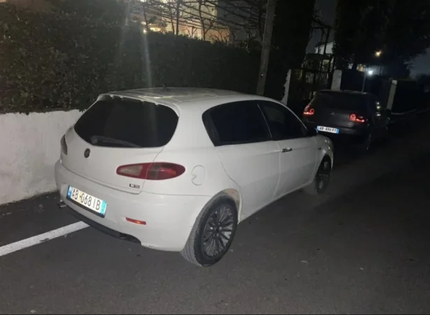 Tirane, shes makine Alfa romeo Nafte, e bardhë manuale Kondicioner 2.000 €