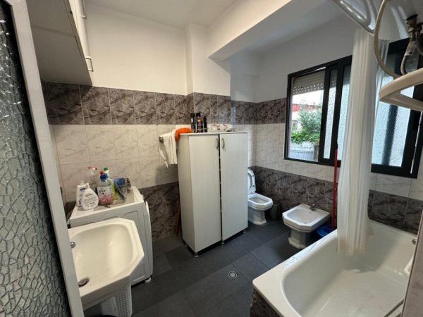Tirane, jepet me qera apartament 2+1 Kati 2, 90 m² 600 € (Rruga e Elbasanit)