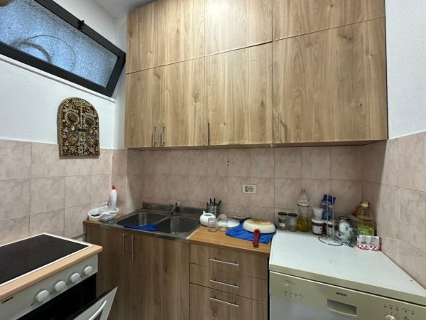 Tirane, jepet me qera apartament 2+1 Kati 2, 90 m² 600 € (Rruga e Elbasanit)
