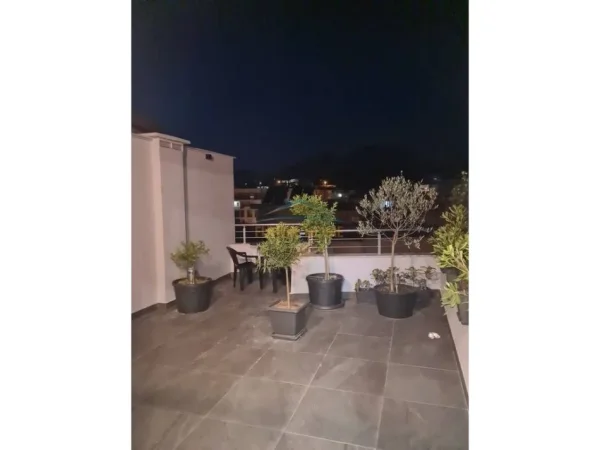 Tirane, jepet me qera apartament 3+1 Kati 7, 135 m² 600 € 