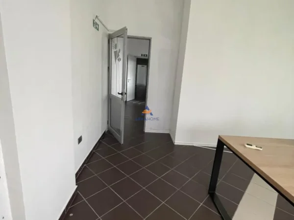 Tirane, jepet me qera ambjent biznesi Kati 1, 300 m² 2.400 € (KOMUNA E PARISIT)