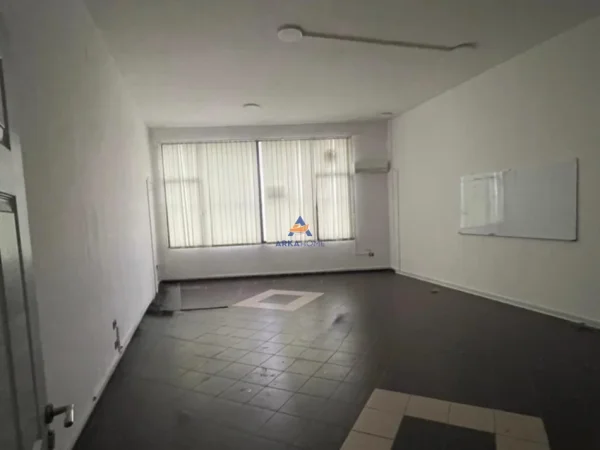 Tirane, jepet me qera ambjent biznesi Kati 1, 300 m² 2.400 € (KOMUNA E PARISIT)