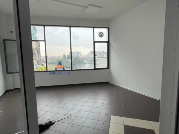Tirane, jepet me qera ambjent biznesi Kati 1, 300 m² 2.400 € (KOMUNA E PARISIT)