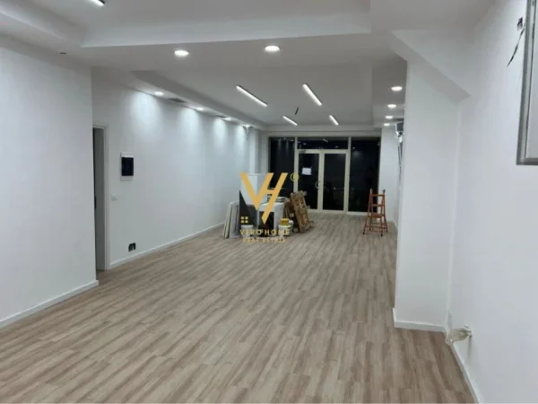Tirane, jepet me qera ambjent biznesi Kati 0, 75 m² 800 € (BRRYLI)