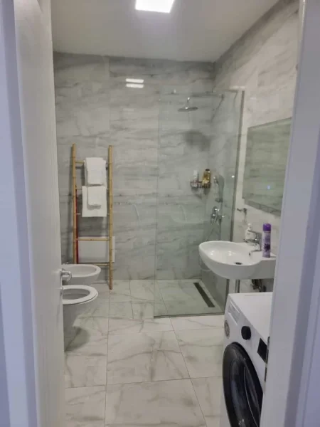 Tirane, jepet me qera apartament 1+1 Kati 3, 74 m² 1.200 € (rruga e kavajes)