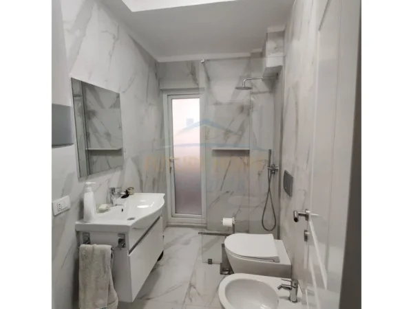 Tirane, jap me qera ambjent biznesi Kati 2, 92 m² 750 € 