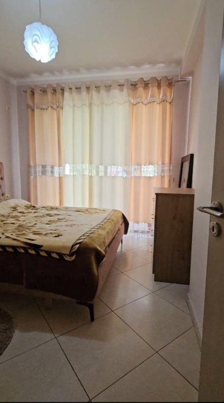 Tirane, jepet me qera apartament 1+1 Kati 4, 63 m² 350 € (Yzberisht)