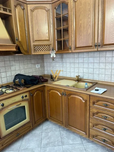 Tirane, jepet me qera apartament 2+1+Ballkon Kati 3, 120 m² 700 € (RRUGA E ELBASANIT)