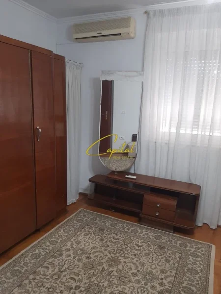 Tirane, jepet me qera apartament 2+1 Kati 3, 75 m² 600 € (ISH BLLOKU)