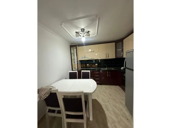 Tirane, jepet me qera 2+1 Kati 1, 103 m² 450 € 