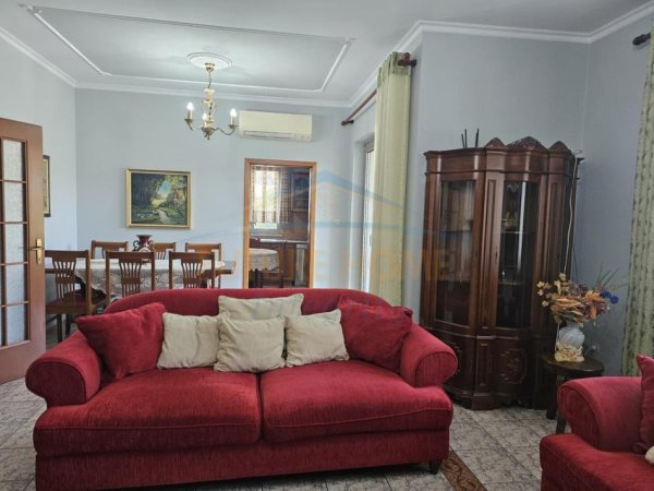 Tirane, jepet me qera apartament 3+1 Kati 2, 130 m² 700 € 