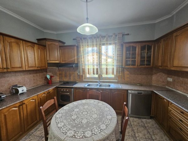 Tirane, jepet me qera apartament 3+1 Kati 2, 130 m² 700 € 
