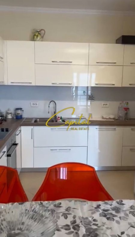Vlore, jepet me qera apartament 2+1 Kati 8, 100 m² 1.000 € (VLORE)
