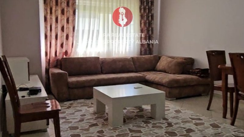 Tirane, jepet me qera apartament 1+1+Ballkon Kati 4, 390 € (KMZ Pallatet Cabej)
