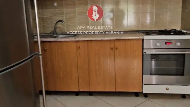 Tirane, jepet me qera apartament 1+1+Ballkon Kati 4, 390 € (KMZ Pallatet Cabej)