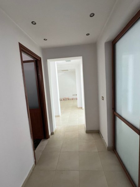 Tirane, shitet ambjent biznesi Kati 0, 104 m² 350.000 € (Tek Profarma, Rr Xhamfize Keko)