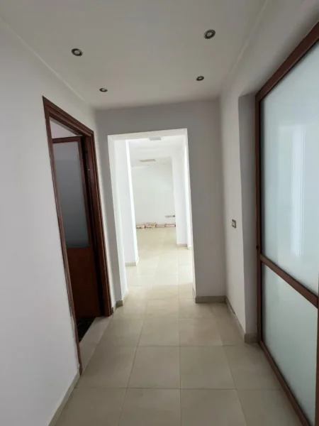 Tirane, shitet ambjent biznesi Kati 0, 104 m² 350.000 € (Tek Profarma, Rr Xhamfize Keko)