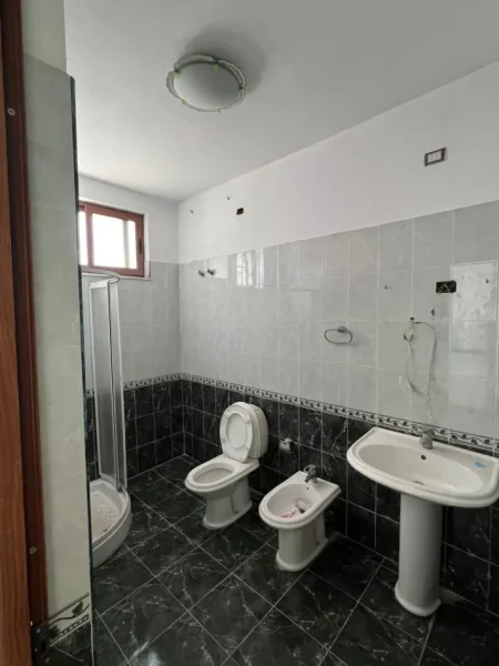Tirane, shitet ambjent biznesi Kati 0, 104 m² 350.000 € (Tek Profarma, Rr Xhamfize Keko)