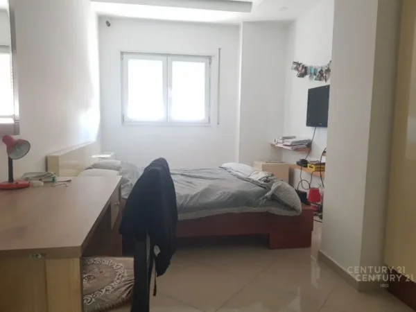 Tirane, jepet me qera apartament 2+1 Kati 4, 110 m² 700 € (Zogu Zi)