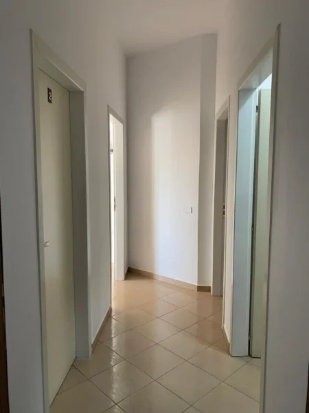 Durres, jepet me qera godinë 5 Kateshe, 1.000 m² (tregu industrial)