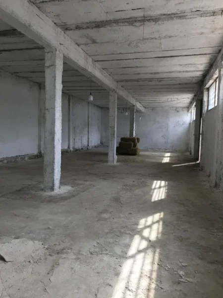 Tirane, jap me qera magazine Kati 0, 200 m² 450 €