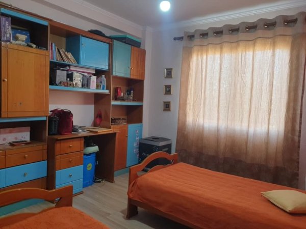 Gjirokaster, shitet apartament 4+1 Kati 4, 200 m² 