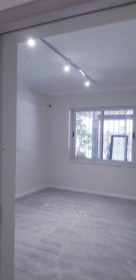 Tirane, jepet me qira ambjent biznesi Kati 0, 80 m² 1.500 € (Vaso Pasha)