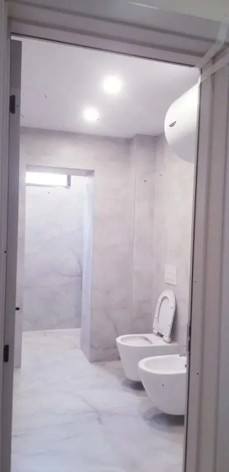 Tirane, jepet me qira ambjent biznesi Kati 0, 80 m² 1.500 € (Vaso Pasha)