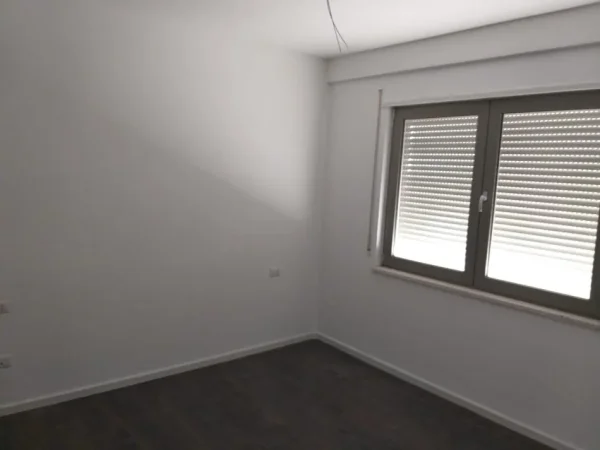 Tirane, jepet me qira apartament 2+1+ post parkimi , 98 m² (Rr.e Dibres) 700€