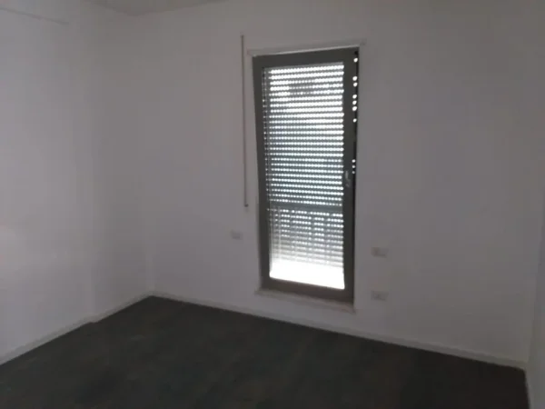 Tirane, jepet me qira apartament 2+1+ post parkimi , 98 m² (Rr.e Dibres) 700€