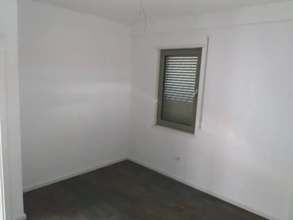 Tirane, jepet me qira apartament 2+1+ post parkimi , 98 m² (Rr.e Dibres) 700€