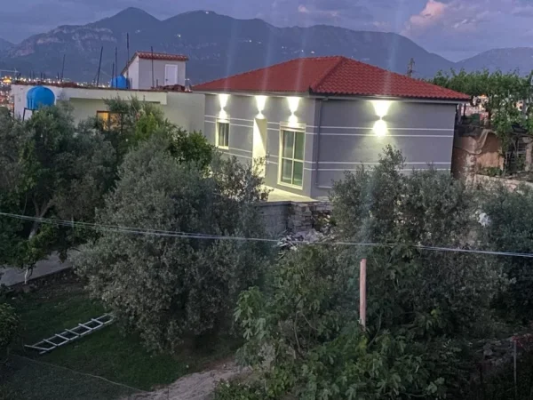 Tirane, jepet me qera shtepi 2+1+Ballkon Kati 1, 75 m² 280 € (Rruga Shima Mezez perballe Top Channel)