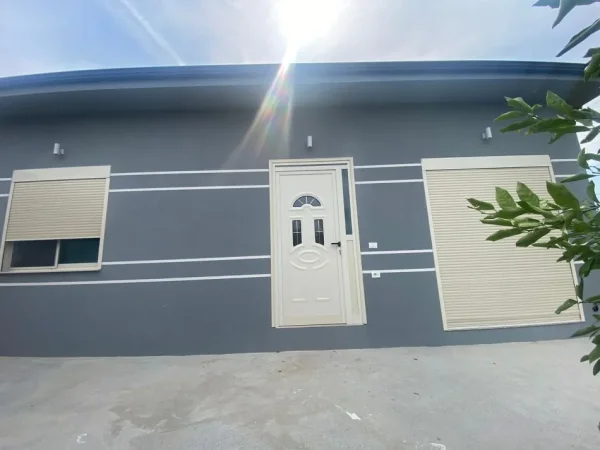 Tirane, jepet me qera shtepi 2+1+Ballkon Kati 1, 75 m² 280 € (Rruga Shima Mezez perballe Top Channel)