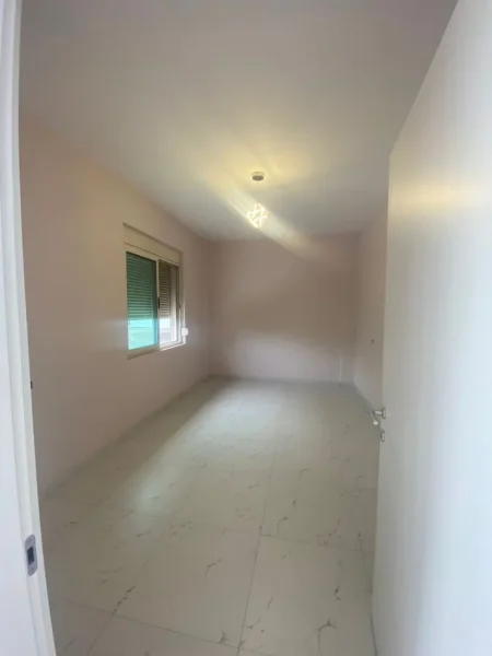 Tirane, jepet me qera shtepi 2+1+Ballkon Kati 1, 75 m² 280 € (Rruga Shima Mezez perballe Top Channel)