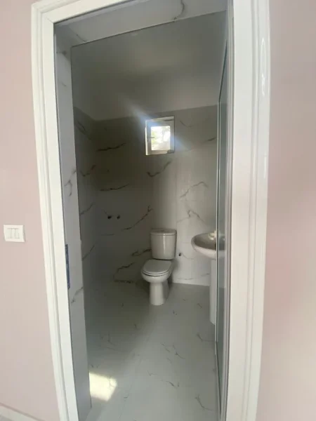 Tirane, jepet me qera shtepi 2+1+Ballkon Kati 1, 75 m² 280 € (Rruga Shima Mezez perballe Top Channel)