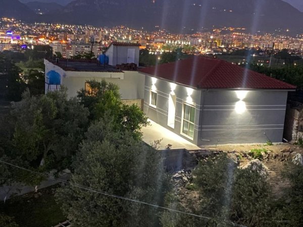 Tirane, jepet me qera shtepi 2+1+Ballkon Kati 1, 75 m² 280 € (Rruga Shima Mezez perballe Top Channel)
