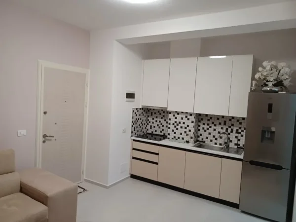 Tirane, jepet me qera garsonier 1+1 Kati 1, 400 € (2-palmat Astir)