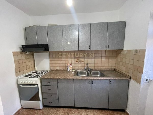 Tirane, jepet me qera apartament 1+1 Kati 1, 80 m² 450 € (Brryli)