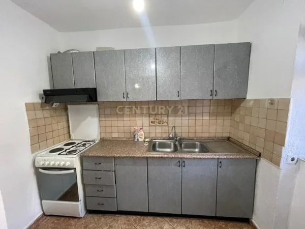 Tirane, jepet me qera apartament 1+1 Kati 1, 80 m² 450 € (Brryli)