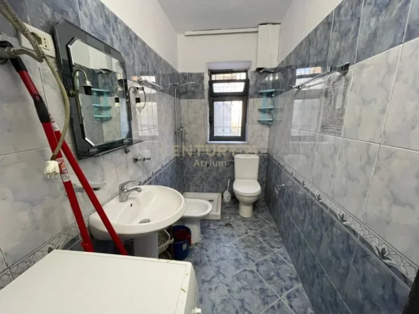 Tirane, jepet me qera apartament 1+1 Kati 1, 80 m² 450 € (Brryli)