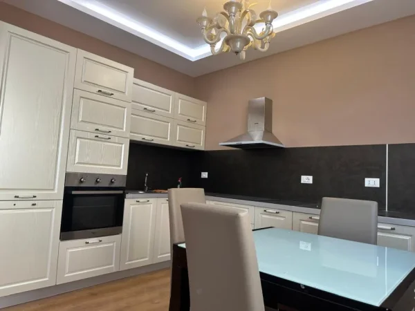 Tirane, jepet me qera apartament 1+1 Kati 3, 76 m² 400 € (Fresk)