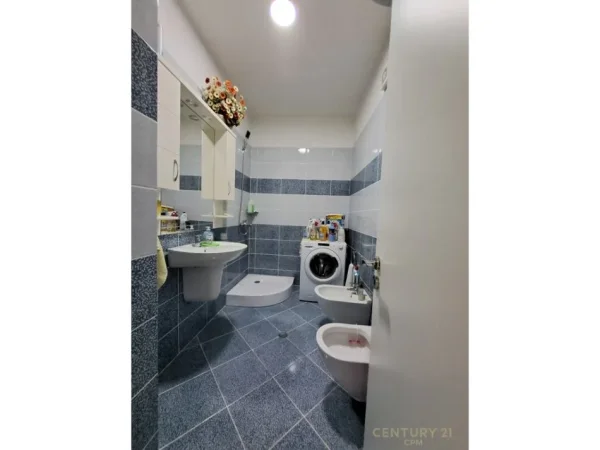 Tirane, jepet me qera apartament 2+1 Kati 5, 90 m² 700 € (Ali Demi)