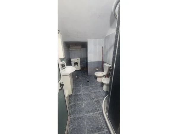 Prane Bibliotekes, shitet apartament 2+1 Kati 1, 100 m² 115.000 € (Durres)